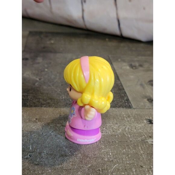 2016 Mattel Fisher-Price blonde girl travel toy figure - Picture 5 of 6